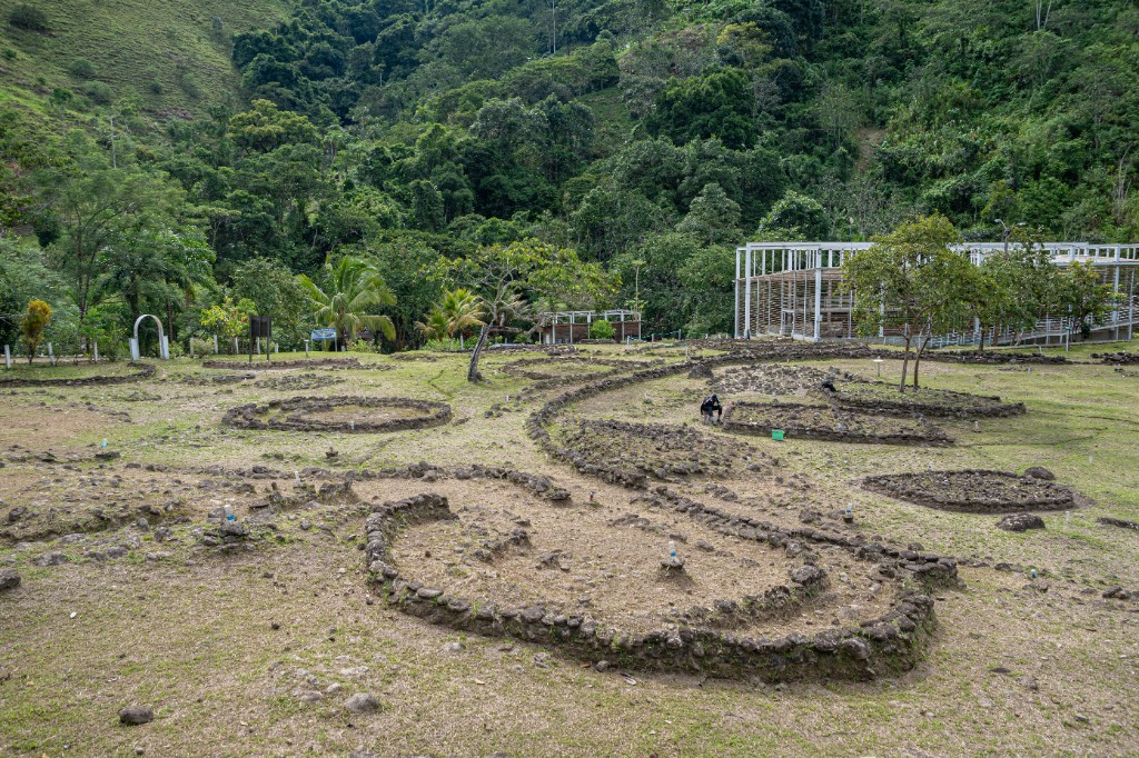 Vista del sitio arqueológico Santa Ana – La Florida, Palanda: estructuras en piedra y paisaje de selva